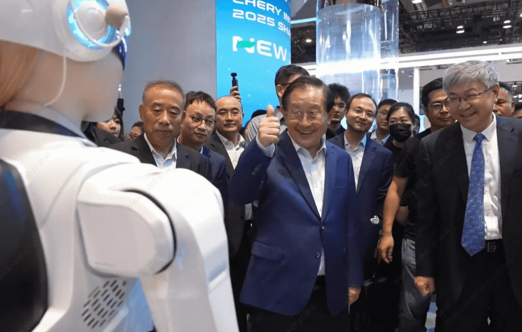 中国科协主席万钢在上海车展点赞墨甲